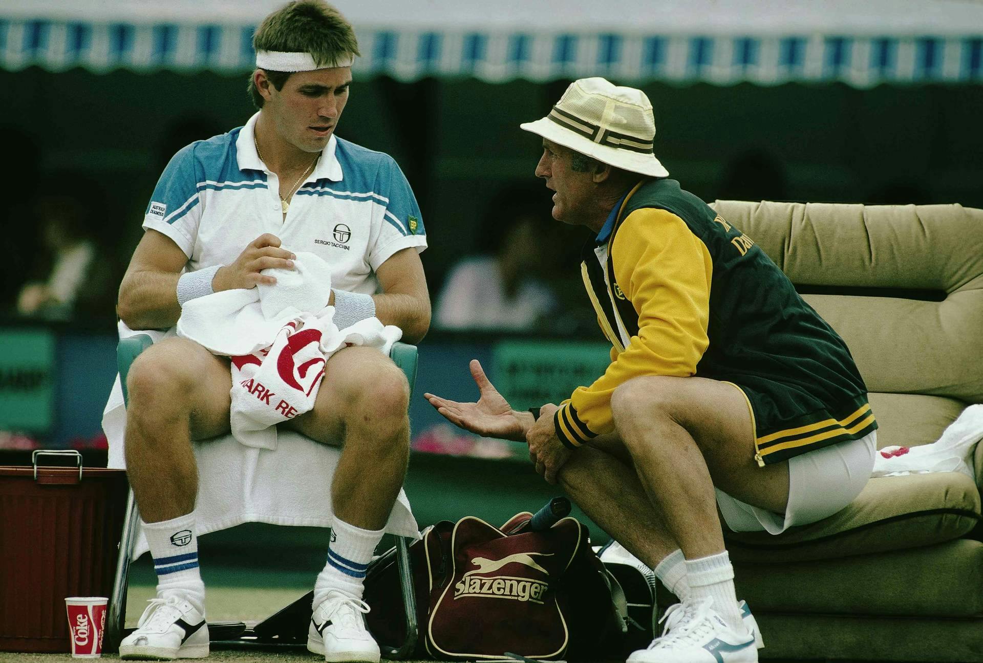 El australiano Pat Cash escucha a su capitán, Neale Fraser, durante la final de la Davis Cup 1983 ante Suecia