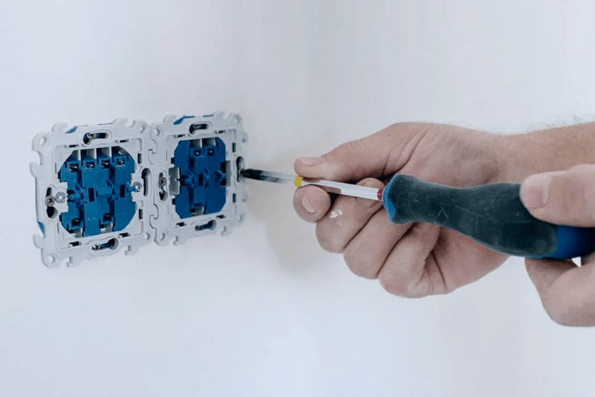 Installation d'interrupteurs et de prises électriques