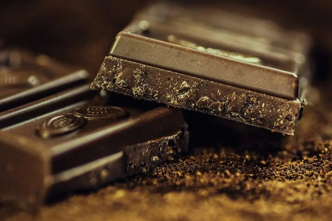 detalle de una barra de chocolate oscuro