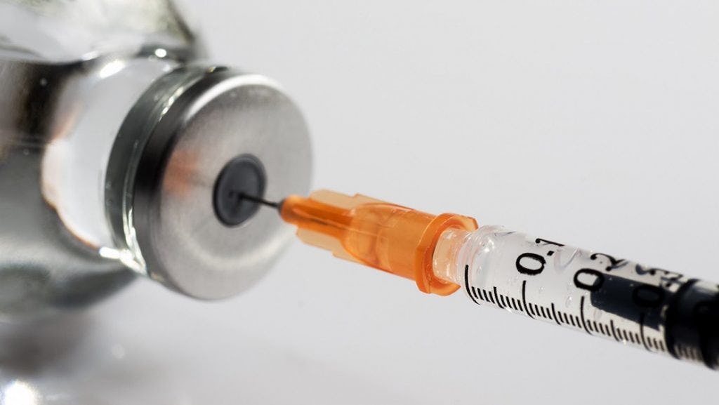 Botella y jeringa de como conseguir insulina a un bajo costo
