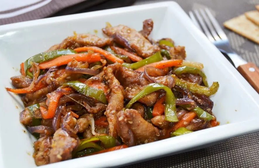 Tiras de carne con pimentón y cebolla