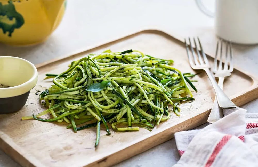 Pasta de fideos de calabacín con parmesano y ajo, sin remordimiento