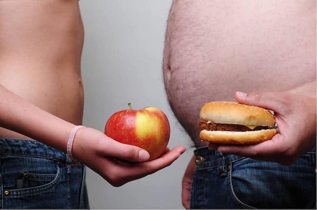 persona flaca con manzana y persona con barriga y una hamburguesa