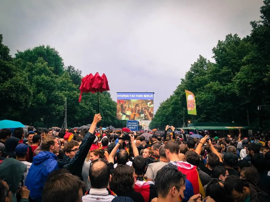 adolescentes en un concierto al aire libre