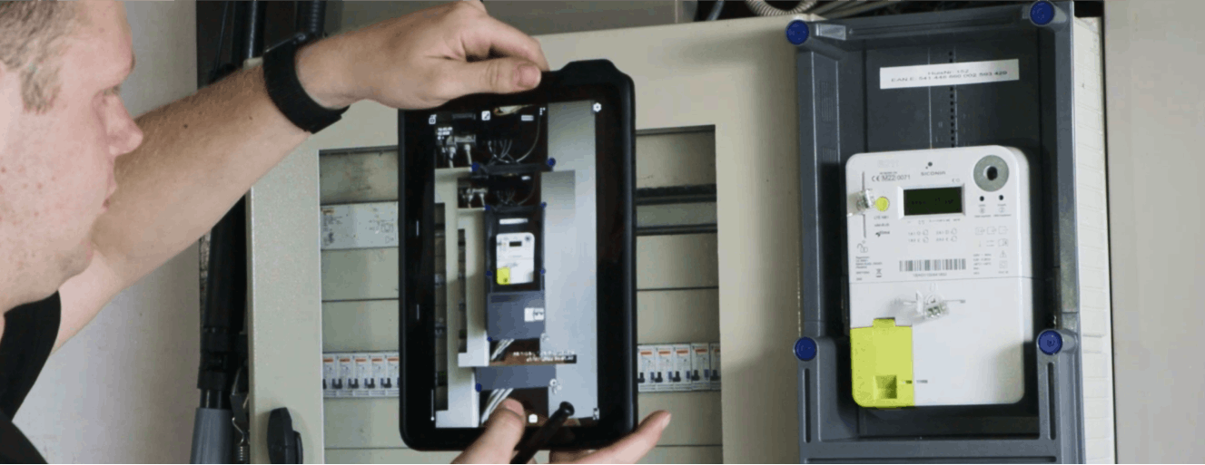 Technicien prenant en photo un compteur d'électricité après l'avoir installé