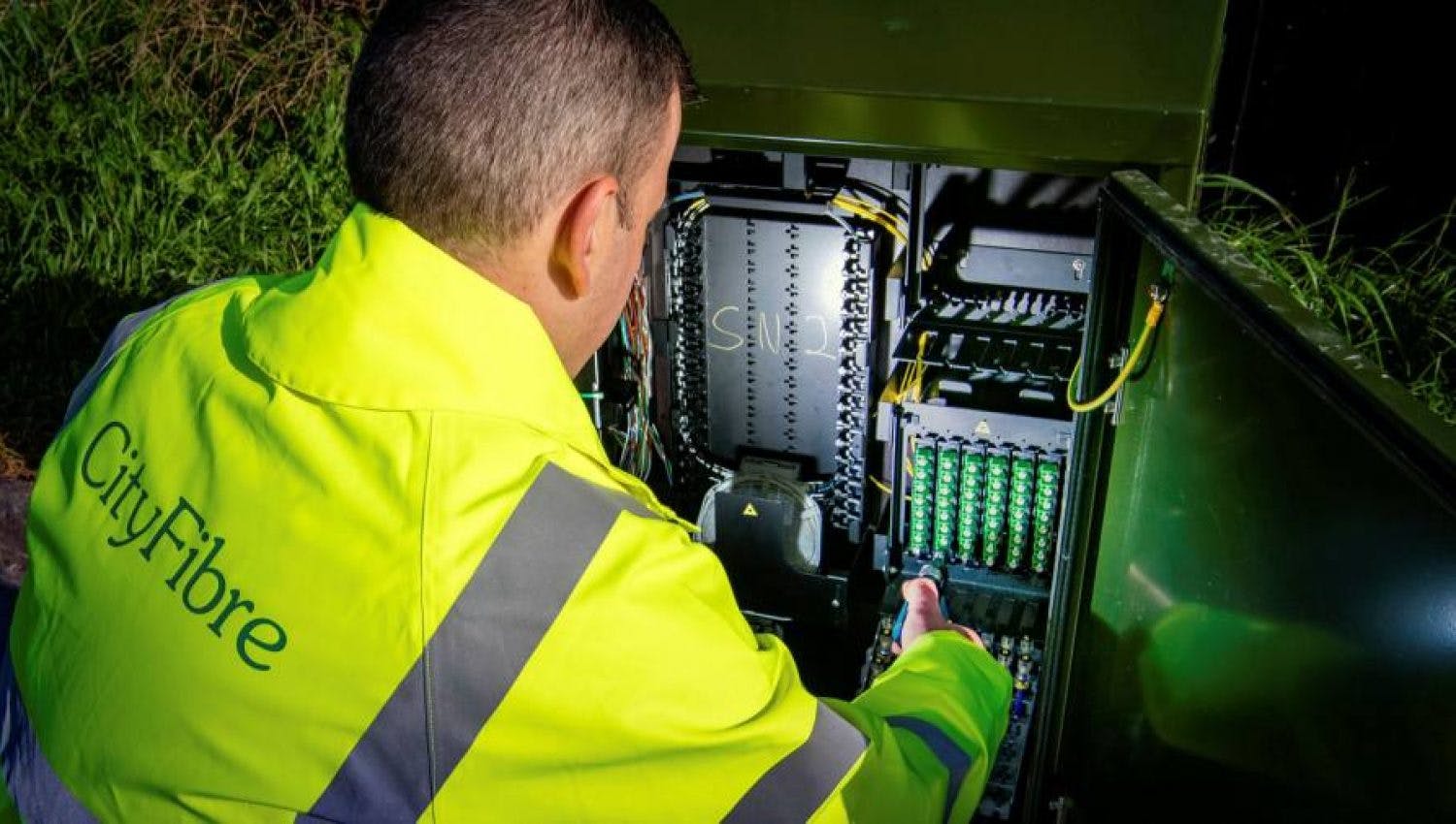 Technicien de terrain CityFibre effectuant la maintenance d'un panneau électrique en Angleterre