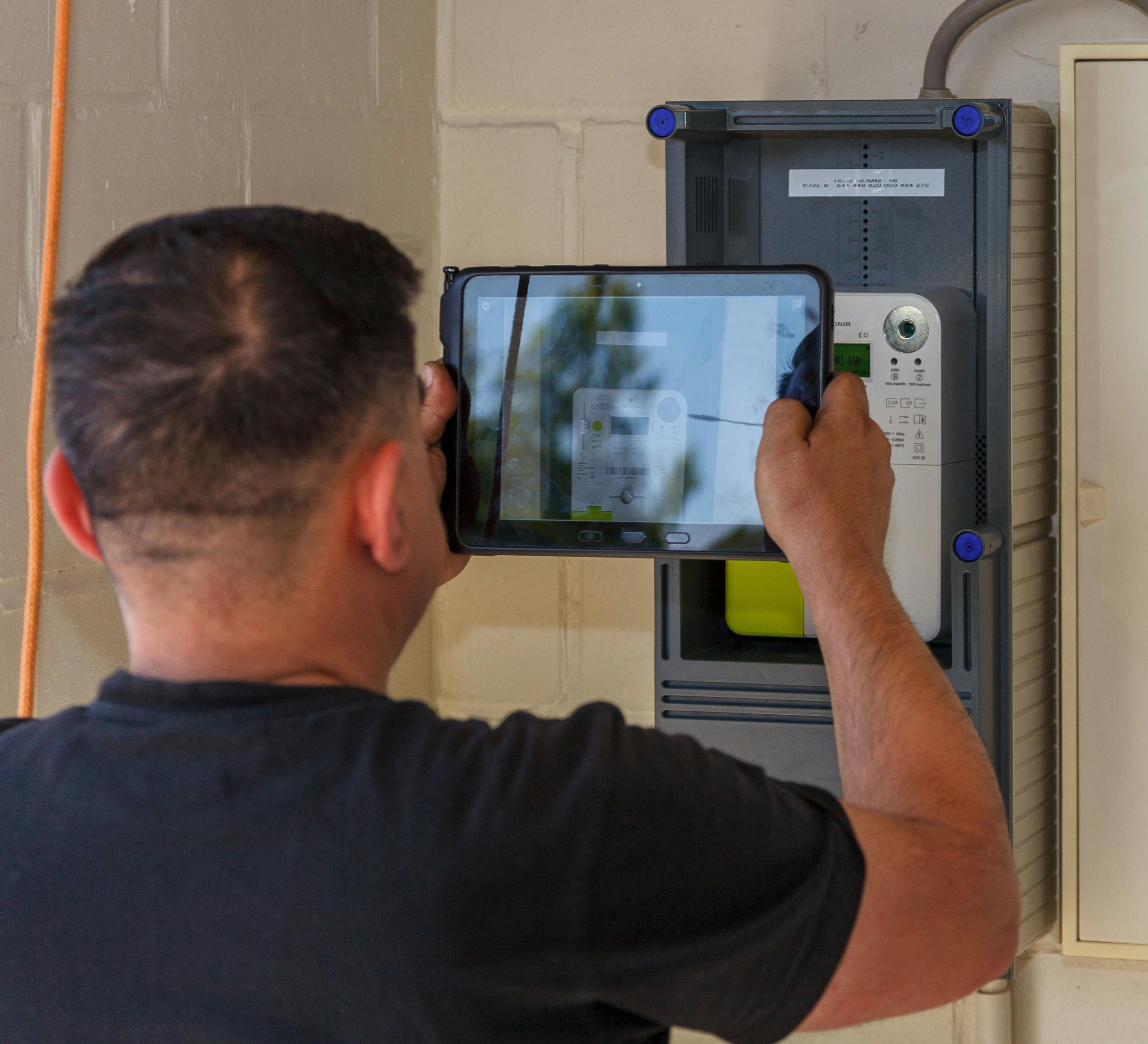 Trabajador de campo de Unit-T utilizando Computer Vision para la instalación de contadores inteligentes. 