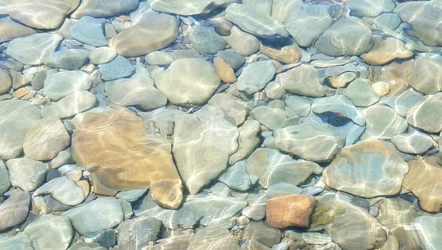 agua clara y transparente con piedras