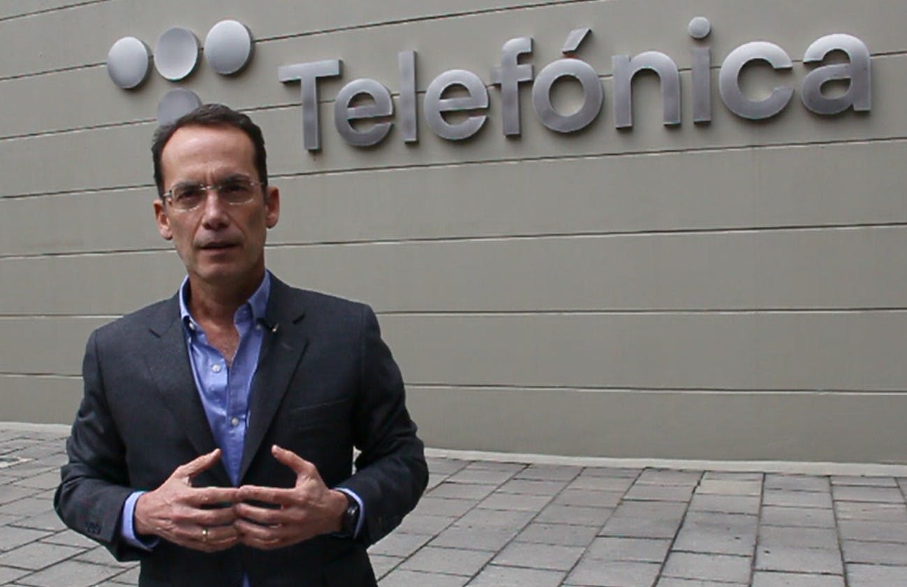 Roberto Puche at the entrance of the telefónica office in Bogota Colombia talking to the camera