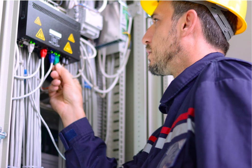 Technicien entrain de connecter un cable ethernet dans un modem