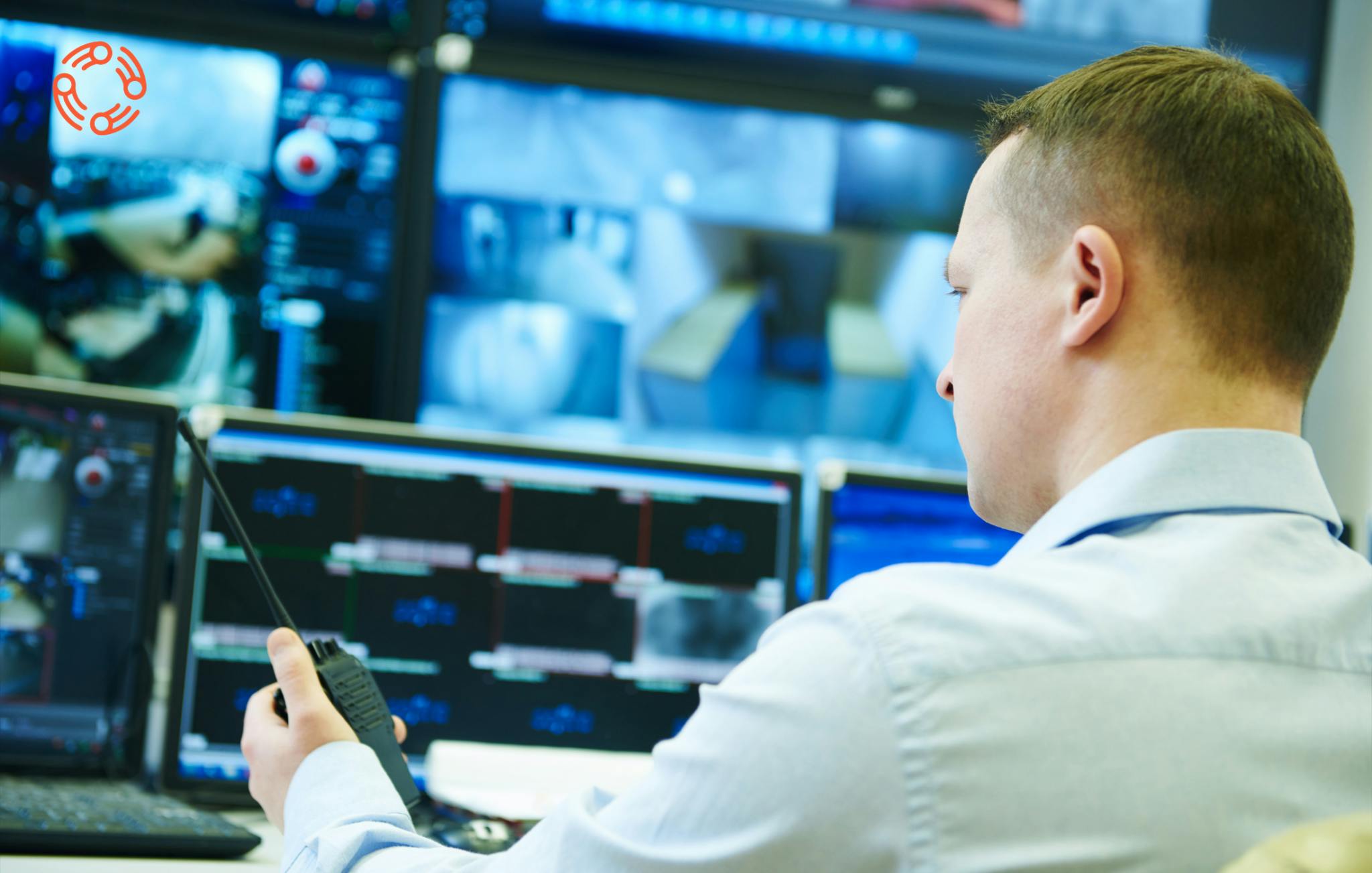 Homme au backoffice entrain de monitorer des cameras
