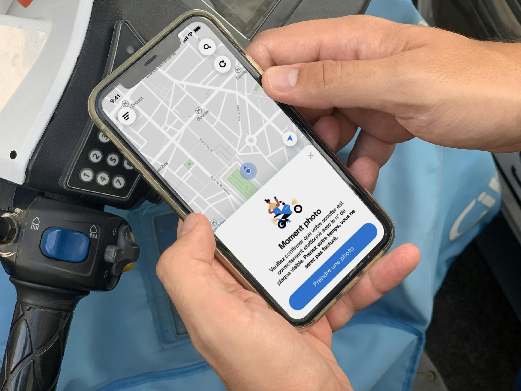 A Cityscoot's client using Deepomatic's Computer Vision Technology on their phone