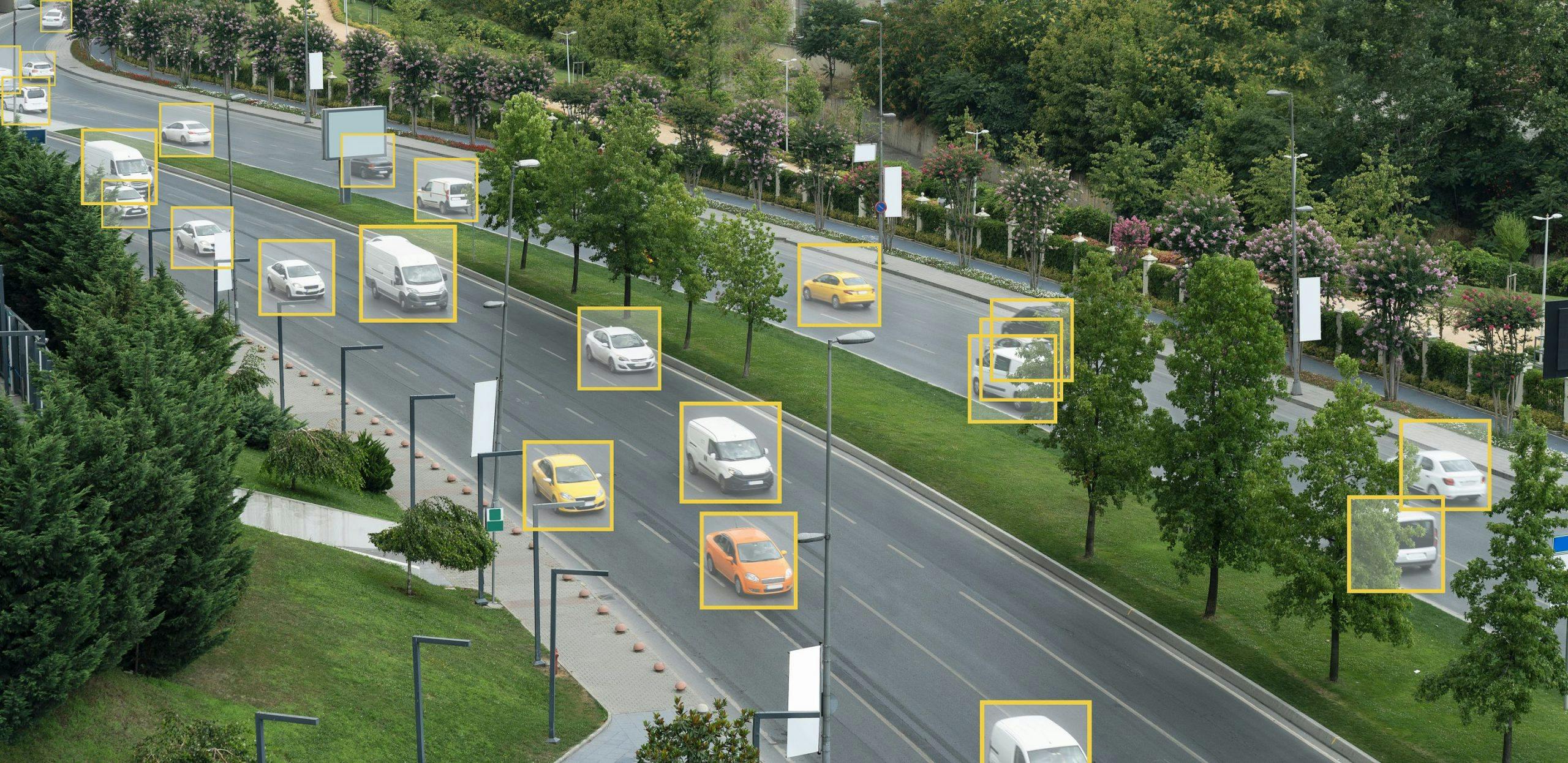 voitures dans une rocade avec des "bounding boxes" detectés para un system de Computer Vision