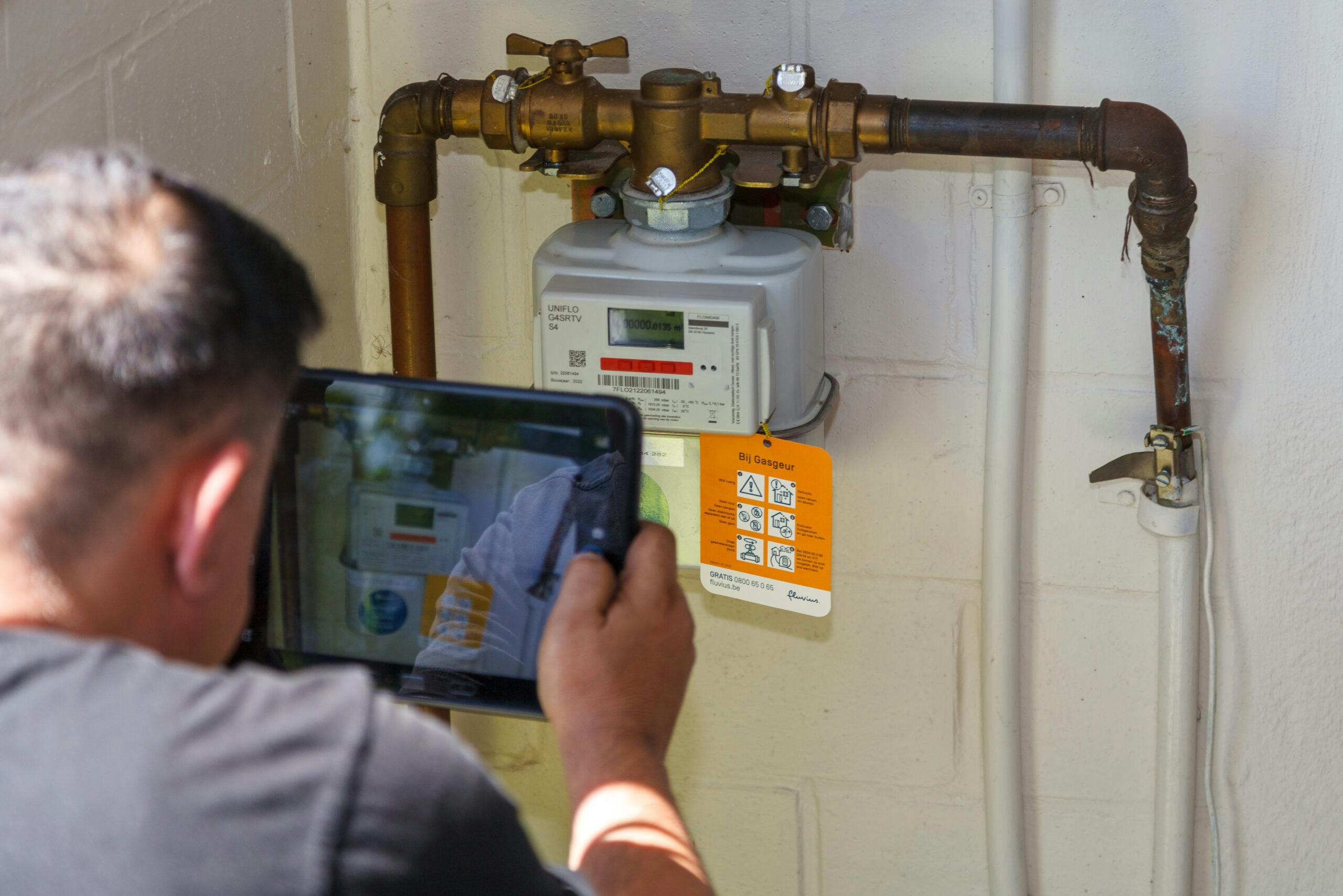 Unit-T Field worker taking a picture of a water smart meter on a tablet with Deepomatic's Computer Vision Technology integrated