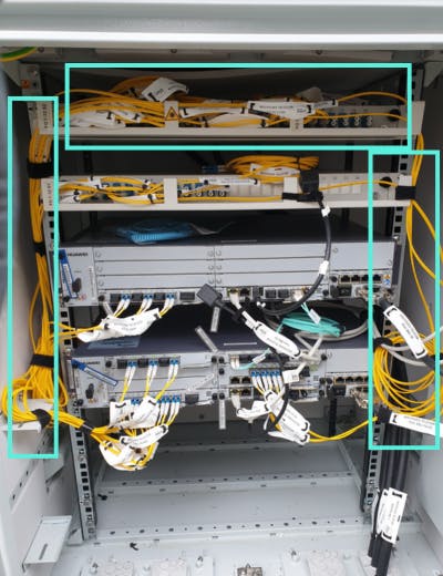 cables de fibre sur site d'antenne mobile