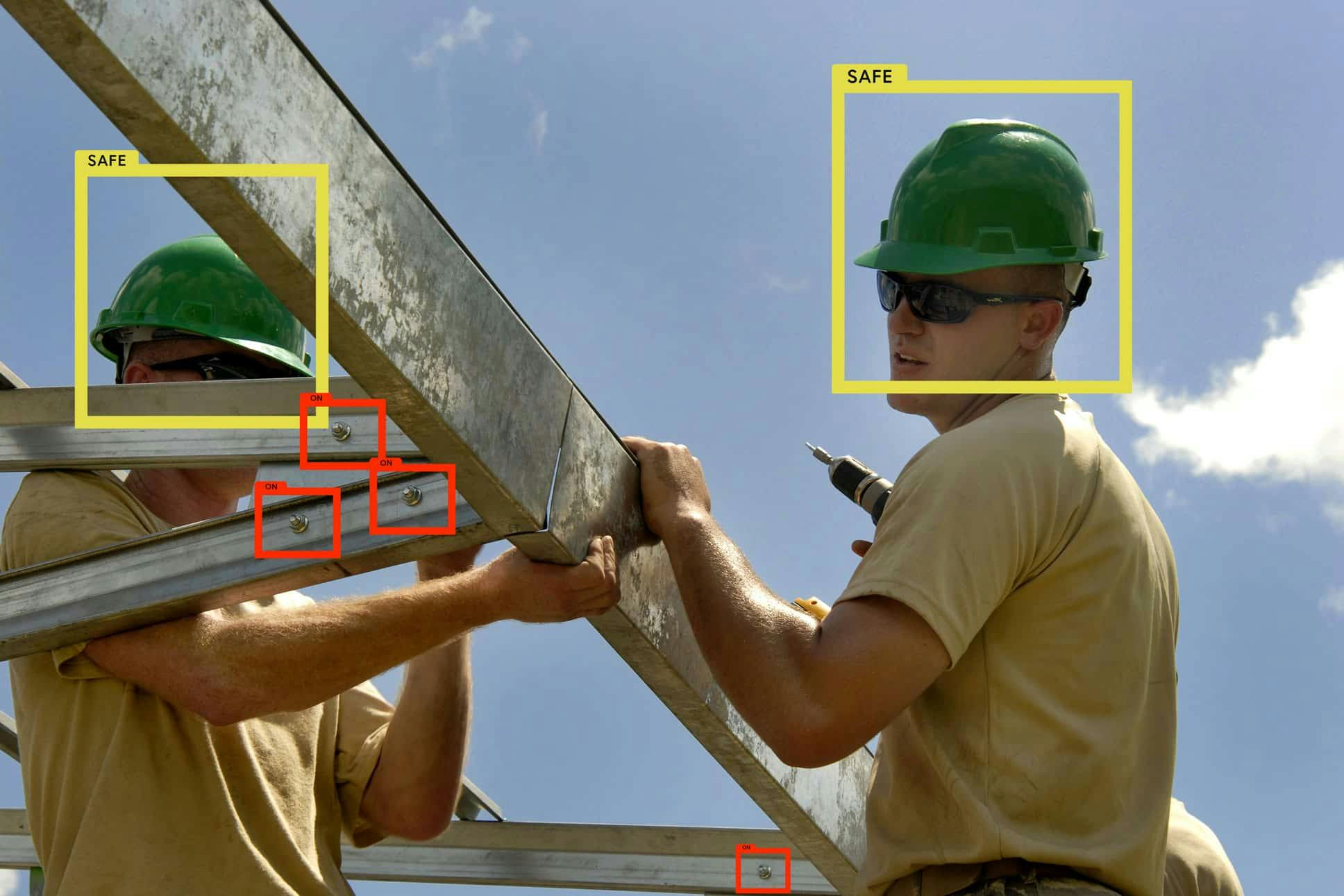 Techniciens de terrain travaillant, reconnaissance d'image signalant les différents aspects par des cases rouges et jaunes.