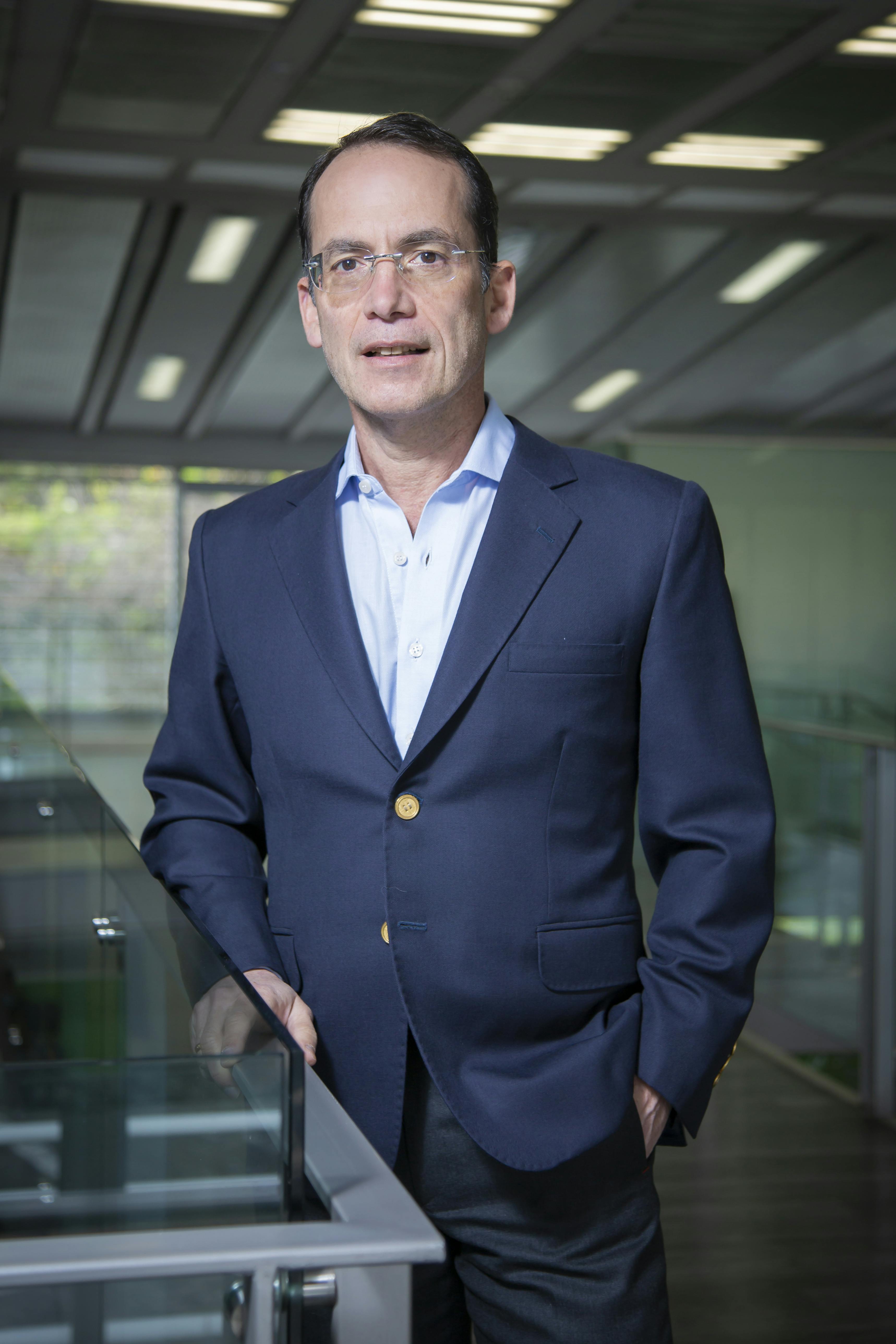 Roberto Puche in a blue suit, Movistar Colombia's CTO