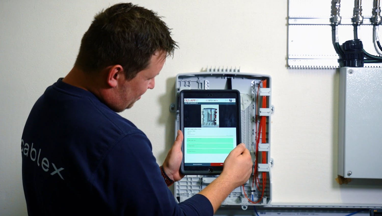 Technician taking a photo of a fiber distribution point and obtaining feedback from the AI-powered quality control solution