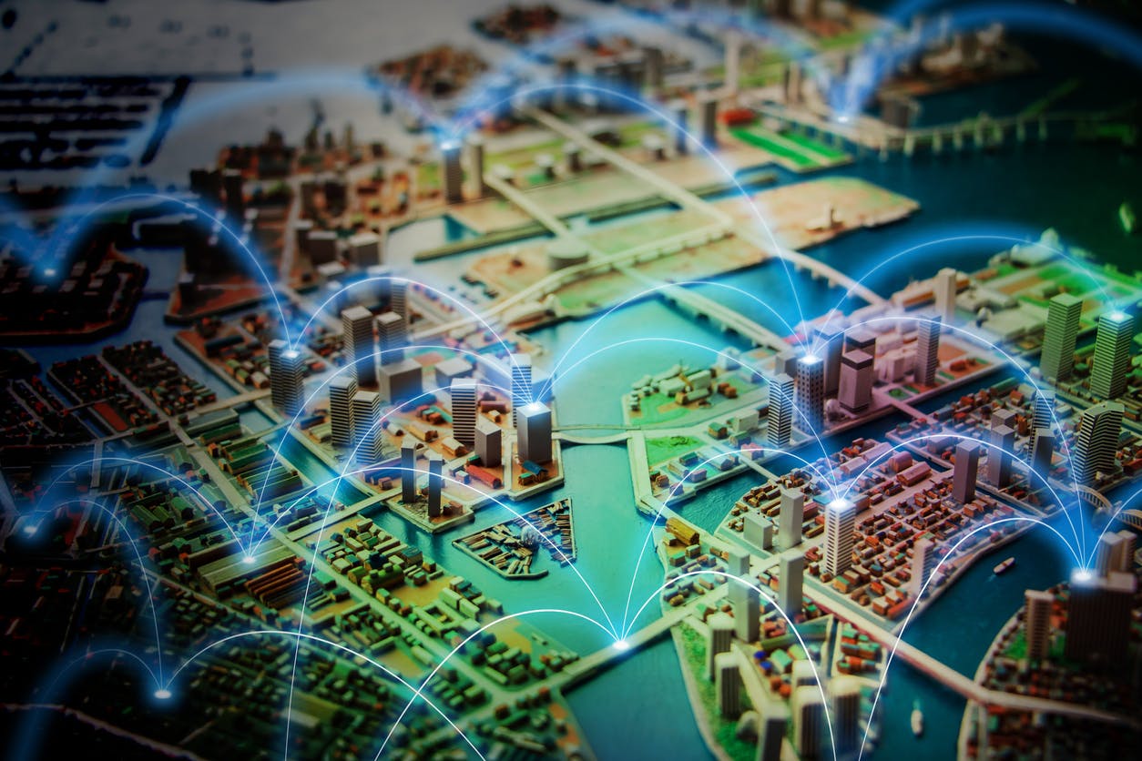 Eine digitale Visualisierung städtischer Netzwerke mit blauer Glasfaser, die die technologische Abhängigkeit hervorhebt.