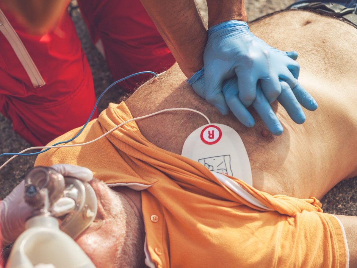 massaggio cardiaco e defibrillatore