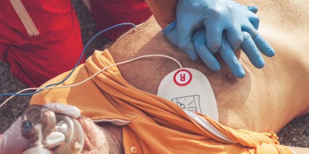 massaggio cardiaco e defibrillatore