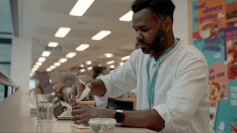 Employee eating lunch at his desk