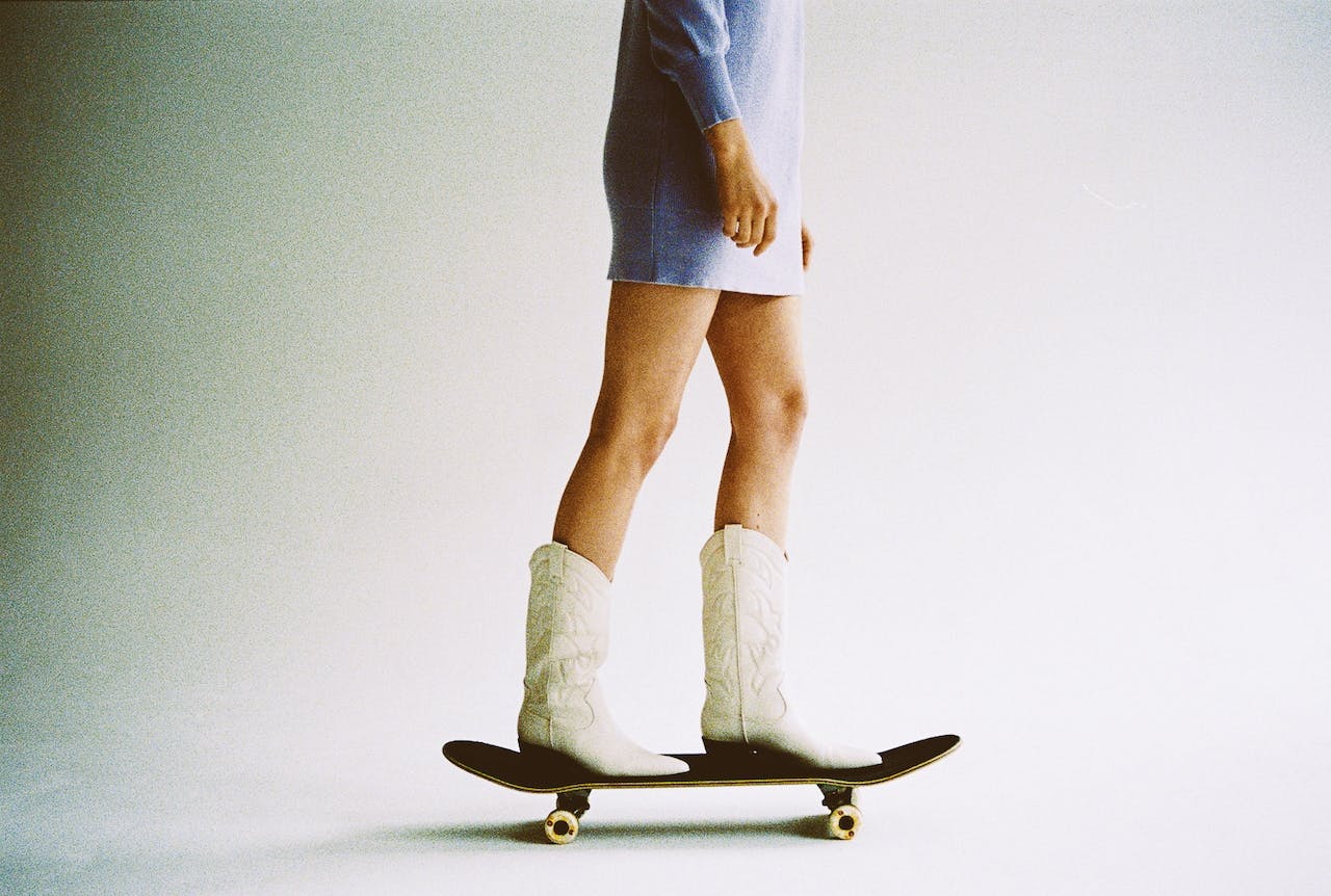 En kvinna som åker skateboard