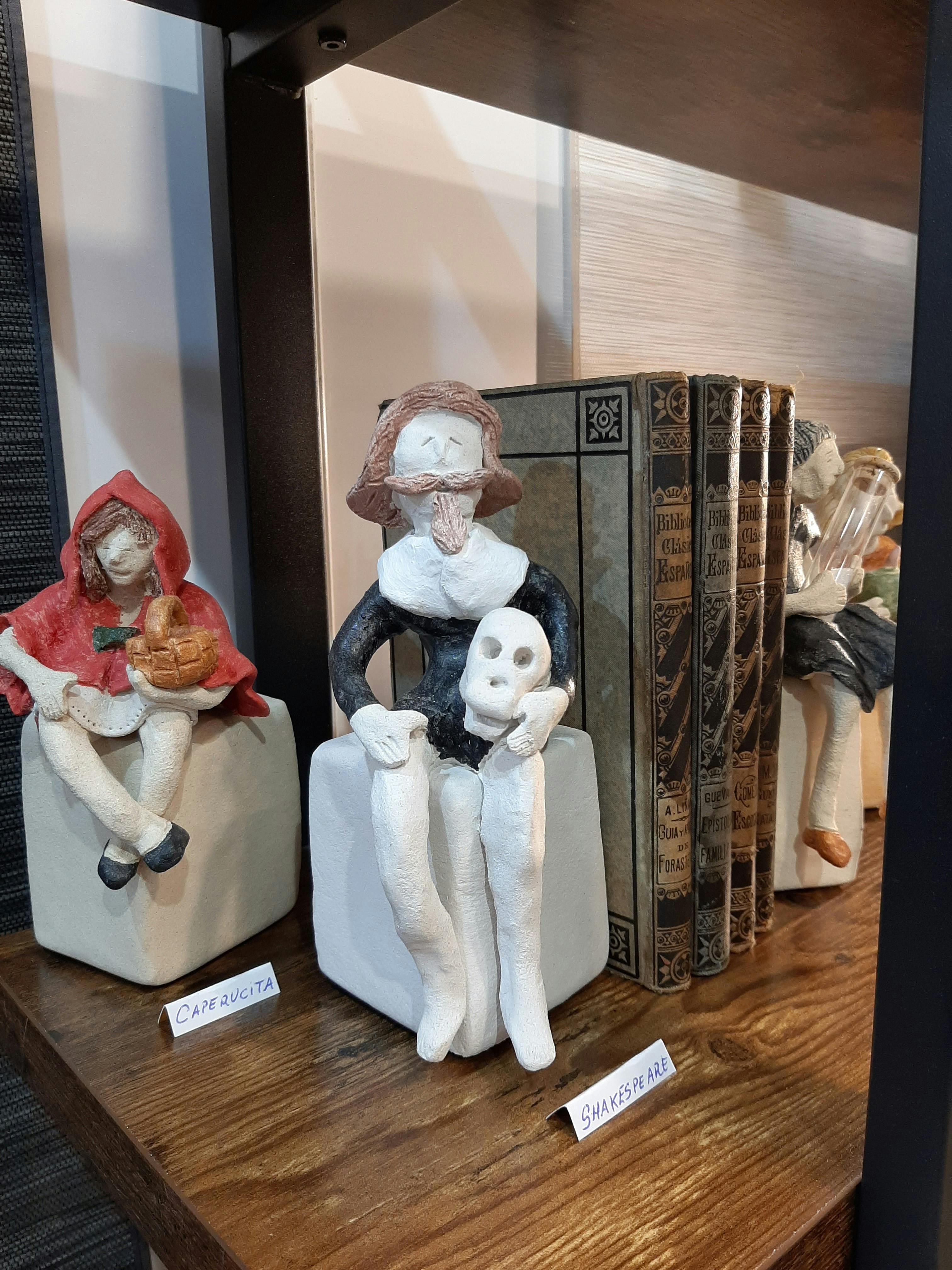 sujeta libros de figuras famosas