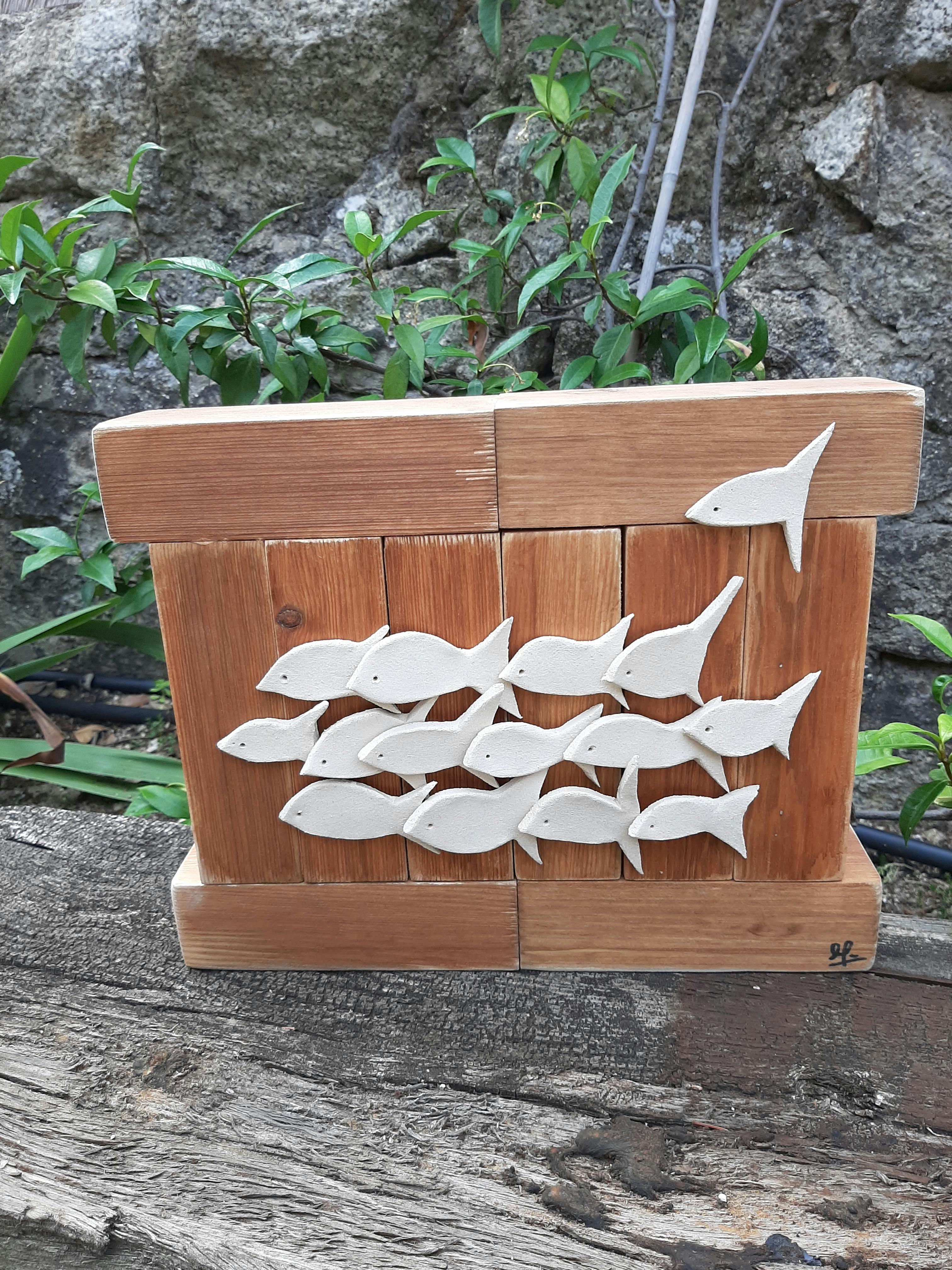 cuadro tarugos de maderas con banco de peces