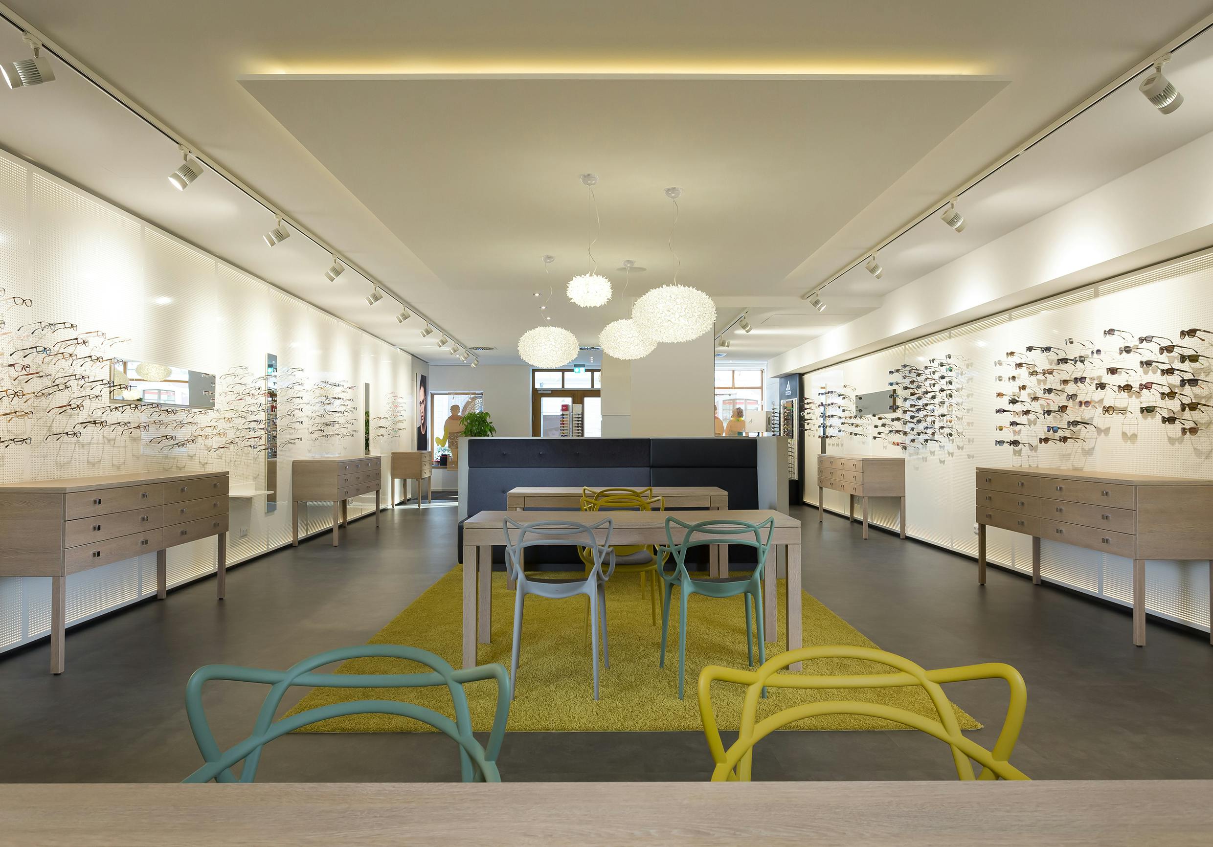 Ladeneinrichtung für Fachgeschäft für Augenoptik und Hörgeräteakustik