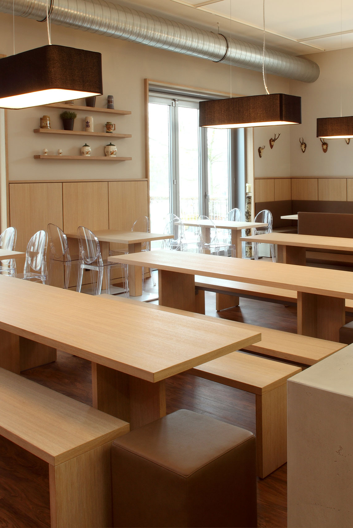 Moderne Lampen perfektionieren diese Gastronomieeinrichtung