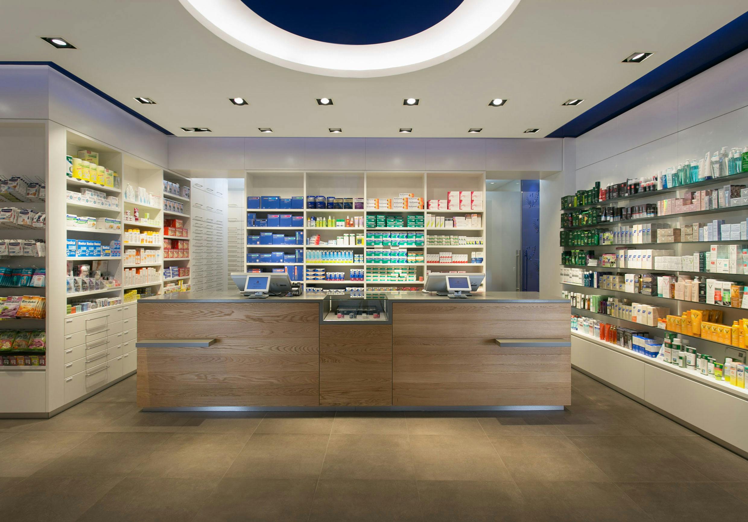 Die Apothekeneinrichtung mit Kassenbereich aus edlen Holzoberflächen. Die Apothekeneinrichtung mit Kassenbereich aus edlen Holzoberflächen.
