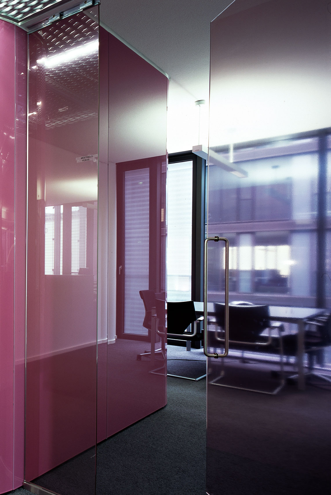 Ausgefallene Firmeneinrichtung mit glänzenden Oberflächen.