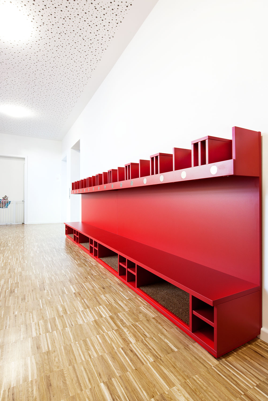 Inneneinrichtung im Bildungssektor mit Garderobe auf Kinderhöhe. 
