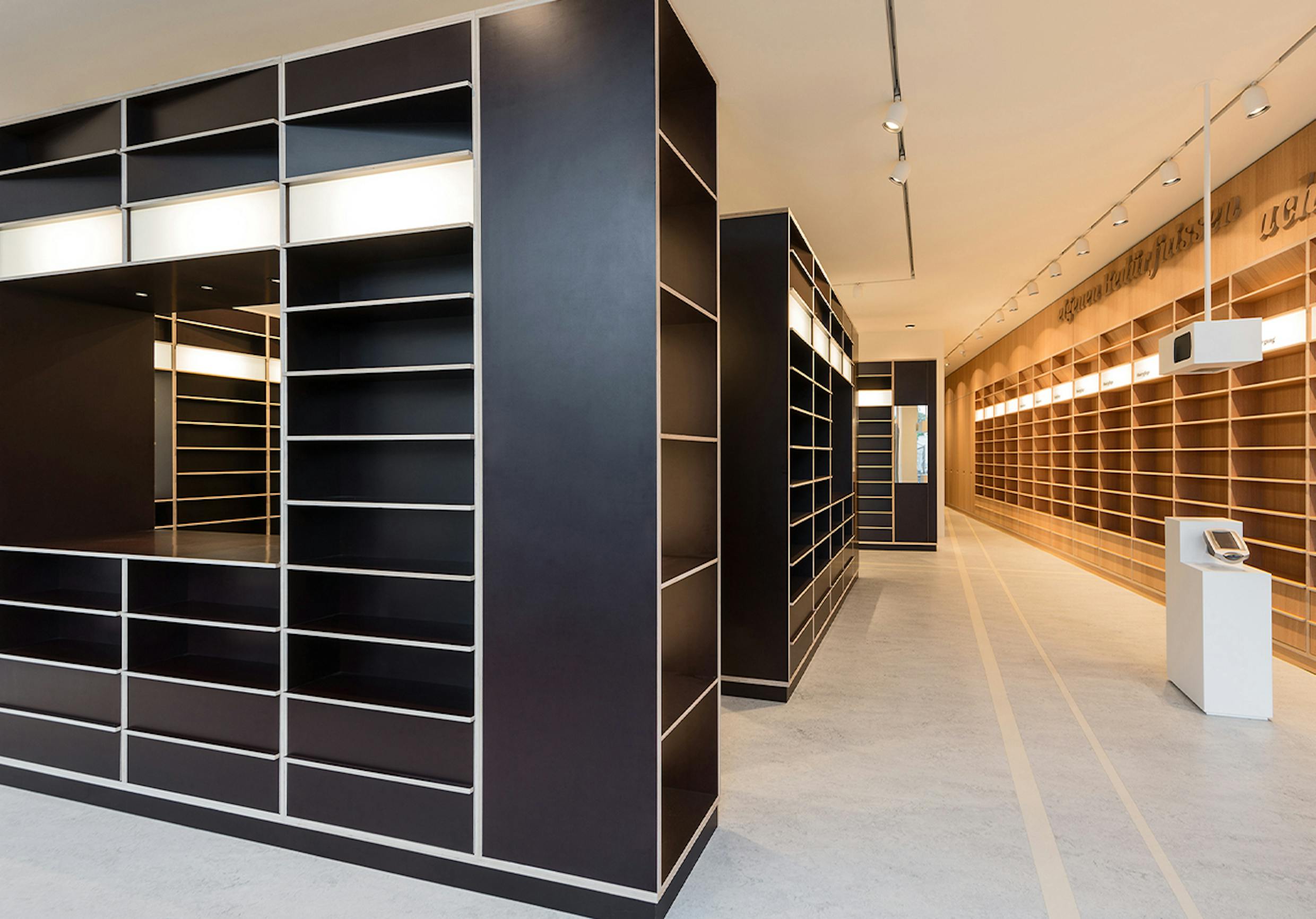 Inneneinrichtung einer modernen Apotheke vom Schreiner Inneneinrichtung einer modernen Apotheke vom Schreiner