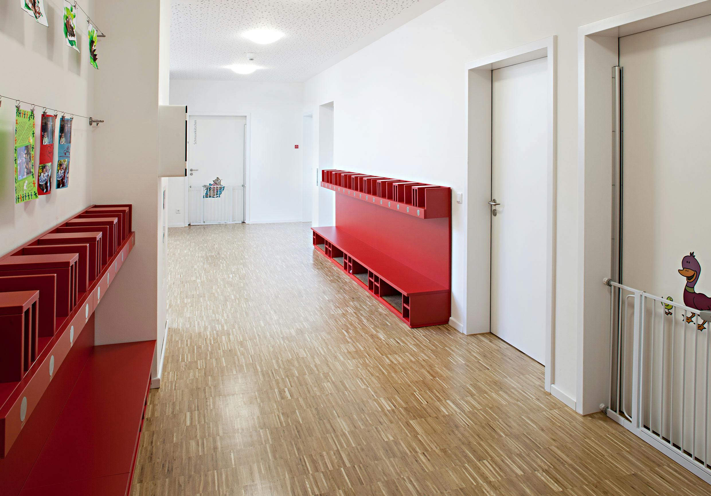 Inneneinrichtung im Bildungssektor mit bunten Möbeln Inneneinrichtung im Bildungssektor mit bunten Möbeln