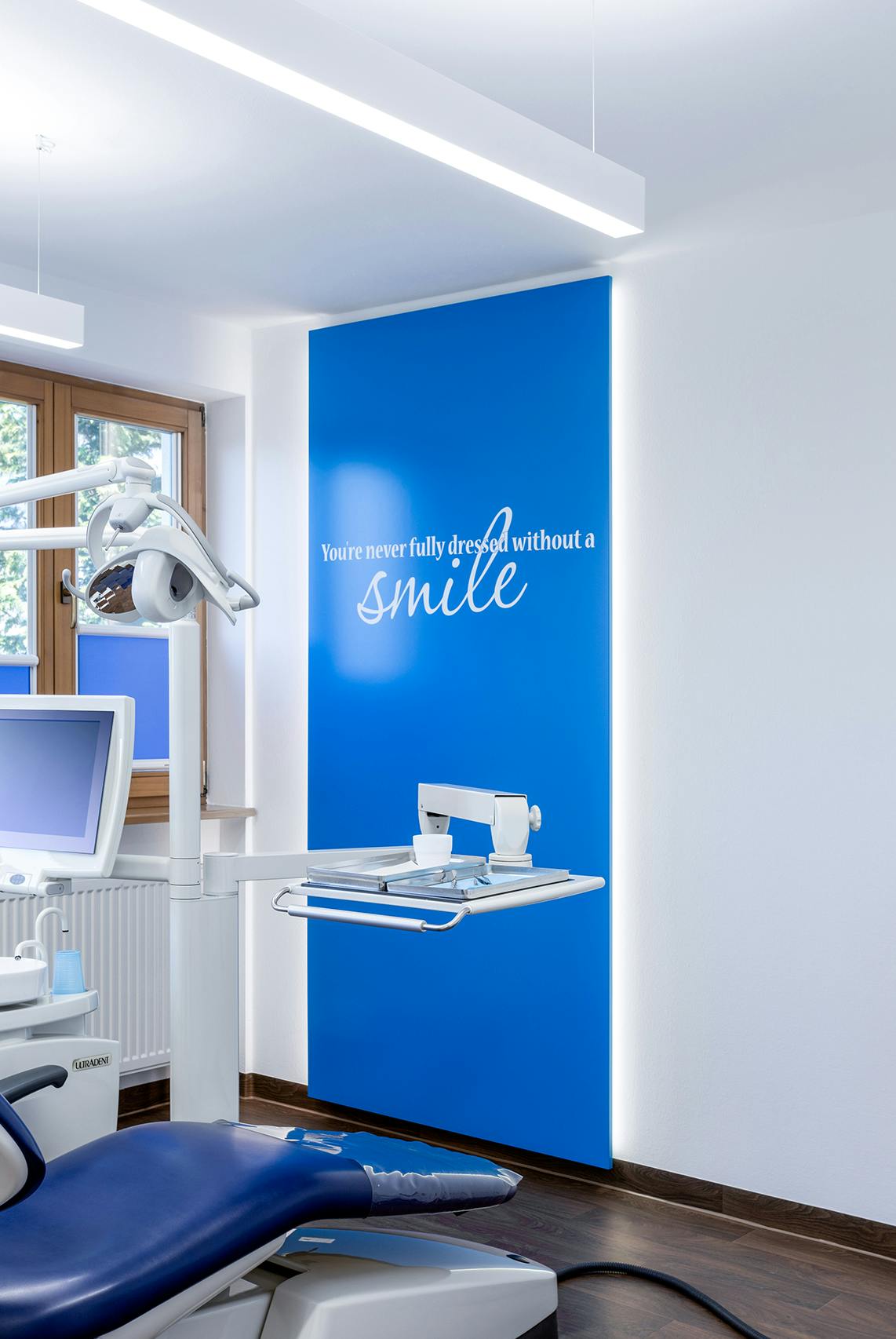 Praxiseinrichtung für Zahnarztpraxis mit Spezialisierung auf Implantologie, ästhetische Zahnheilkunde und 3D-Röntgen