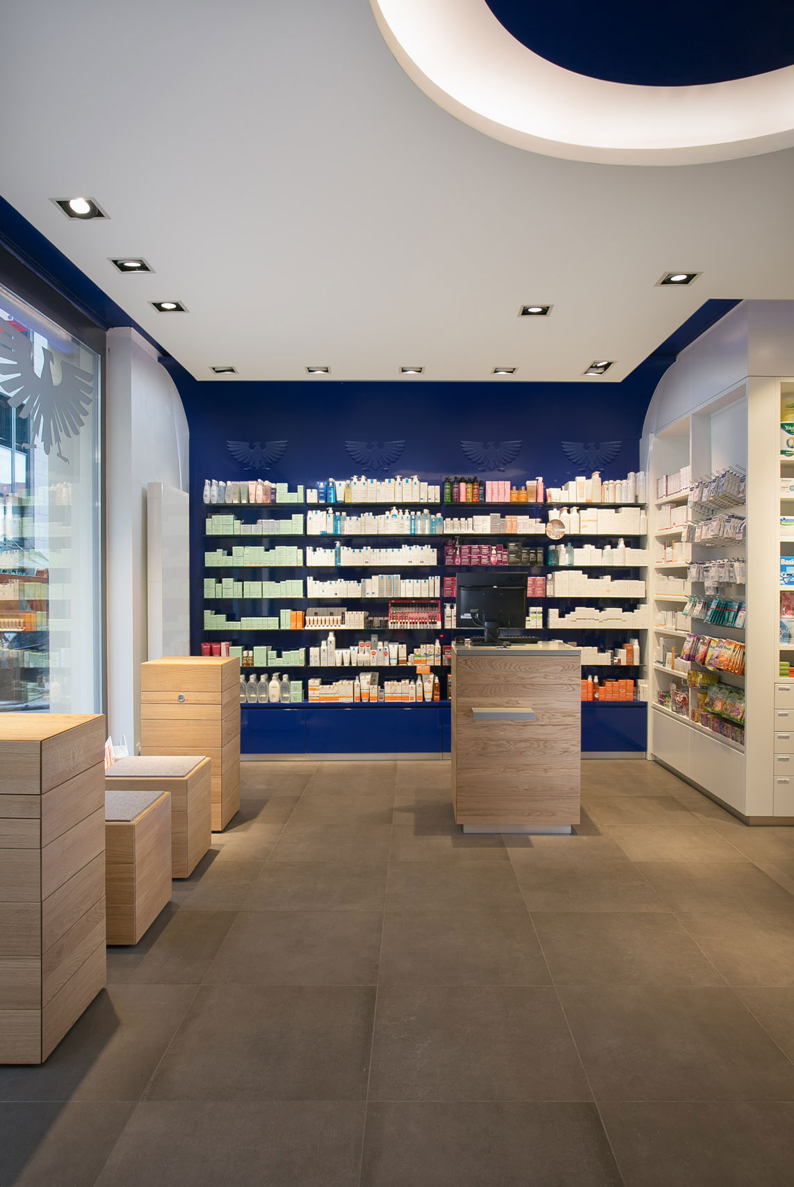 Maßgefertigte Regal-Lösungen einer Apothekeneinrichtung.