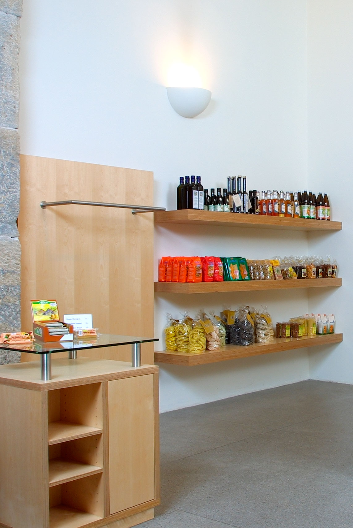 Eine Ladeneinrichtung mit praktischen Holzregalen.