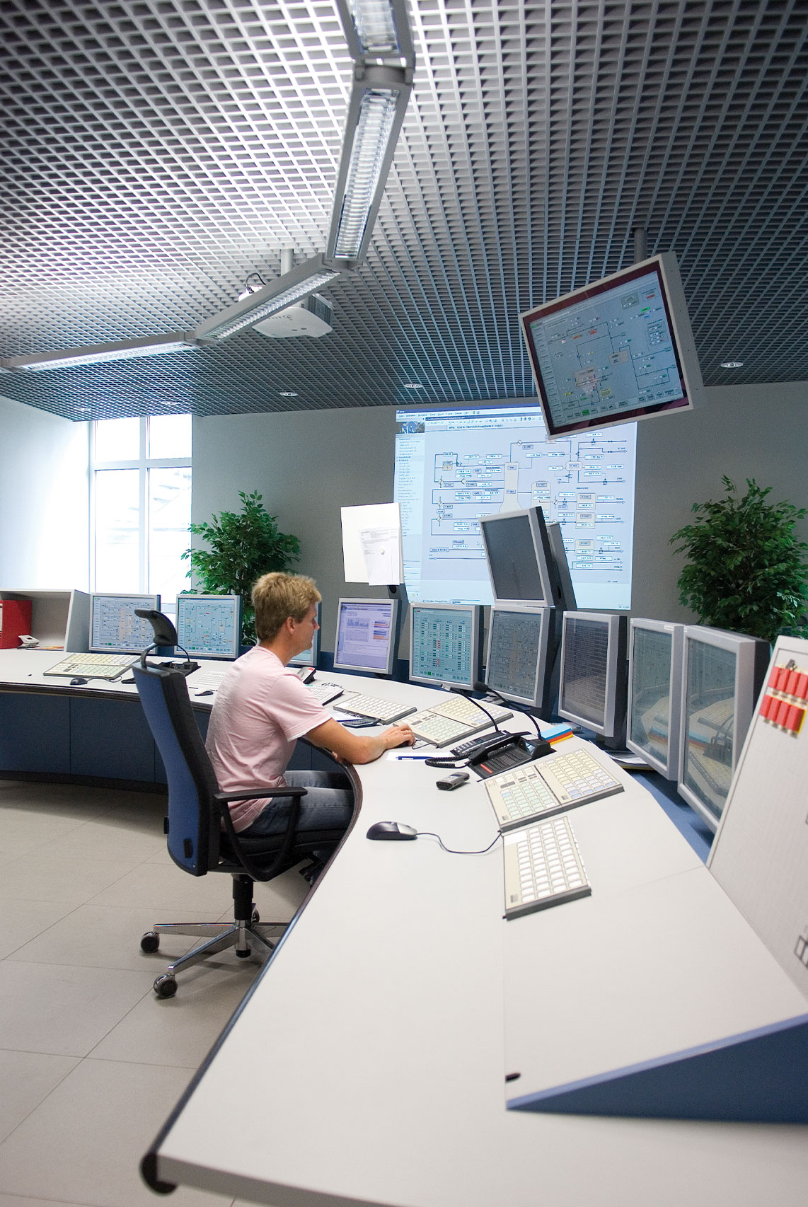 Leitwarte mit verstellbarem Schreibtisch