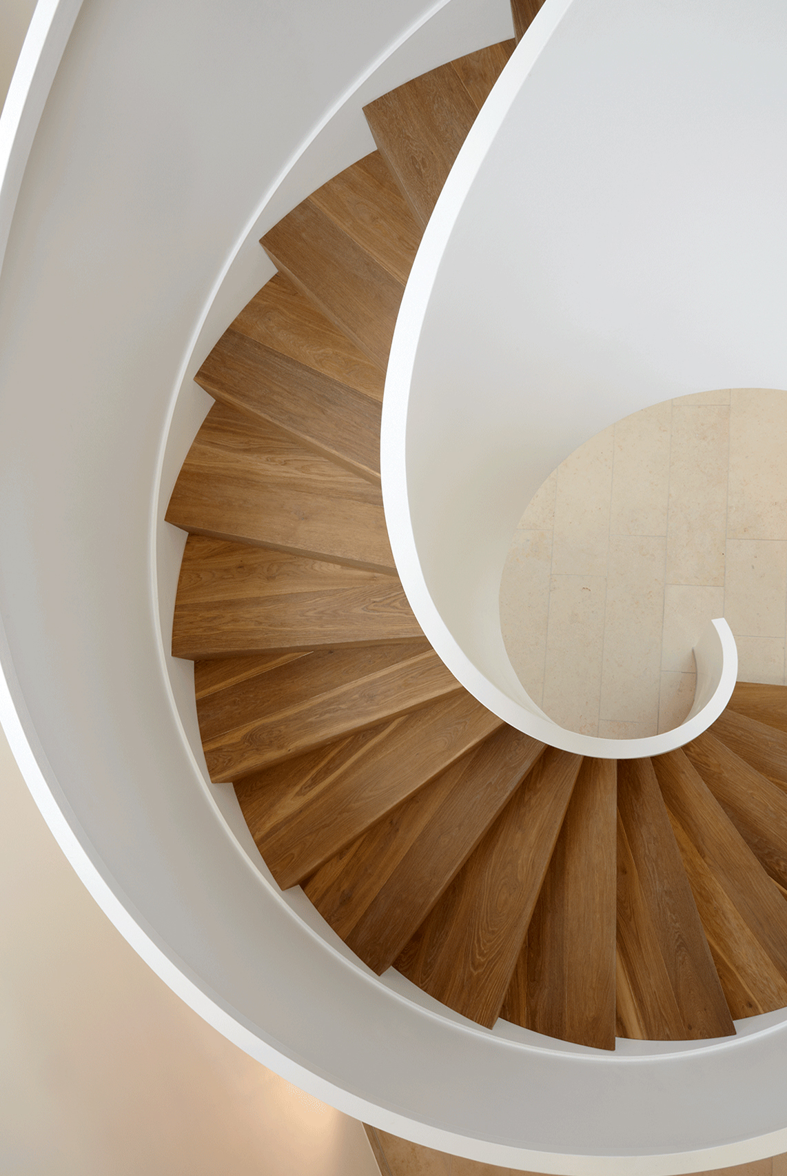 Inneneinrichtung mit maßgeschneiderter Treppe