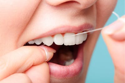 Igiena orala - curatarea dintilor cu ata dentara | Dental Hygiene Center