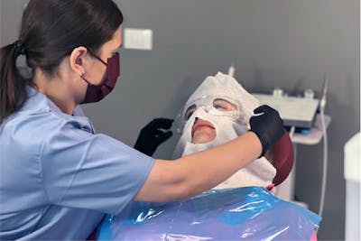 Dr. Marina Totolan pregatire pacient inainte de igienizare | Dental Hygiene Center