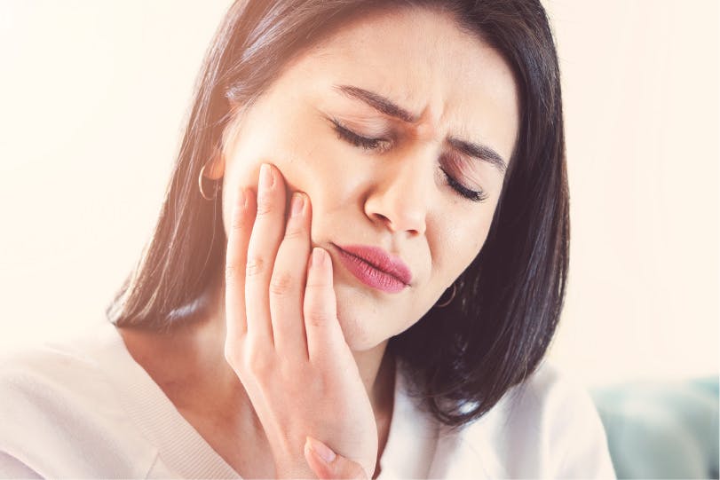 femeie cu durere de masea | Dental Hygiene Center