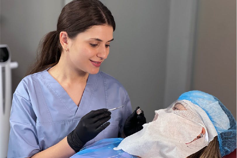 Dr. Marina Totolan parodontolog, consult la pacient | Dental Hygiene Center