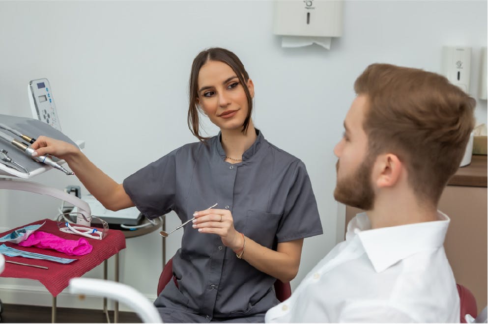 Medic pregatind procedura de periaj dentar | Dental Hygiene Center