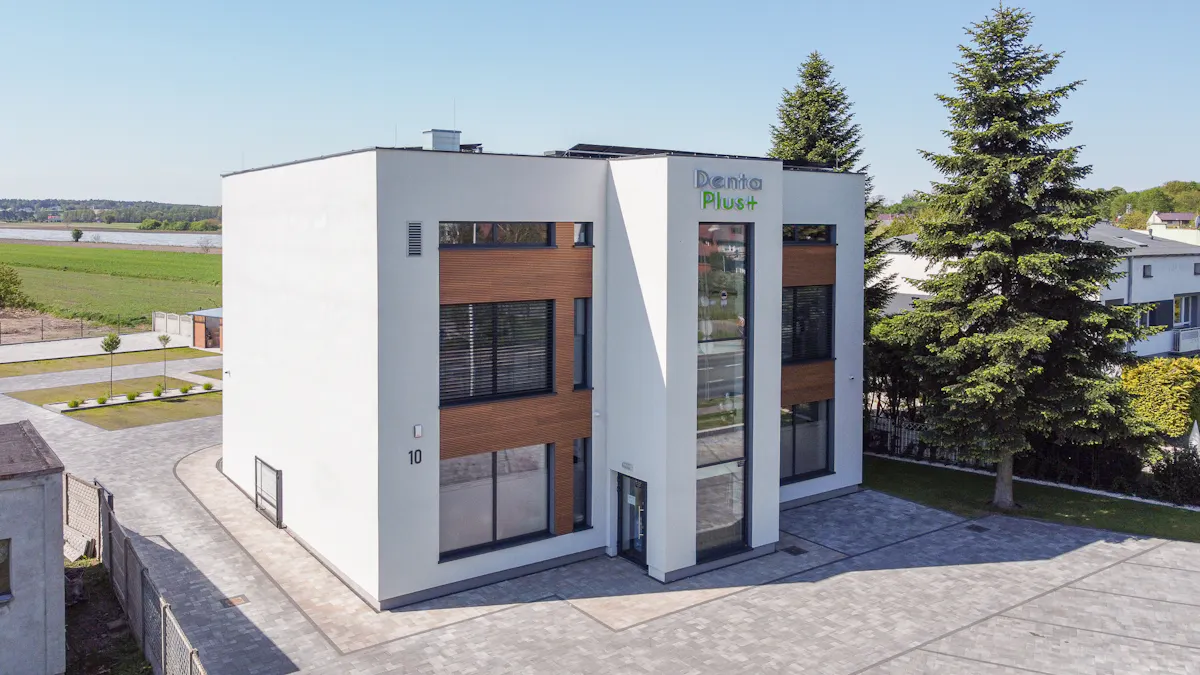 Budynek gabinetu DentaPlus+ w Turku, ul. Łąkowa 10