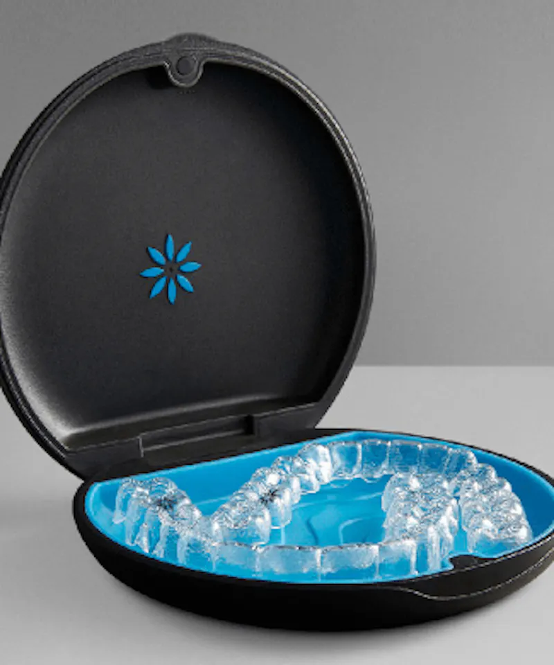 Nakładki Invisalign w etui