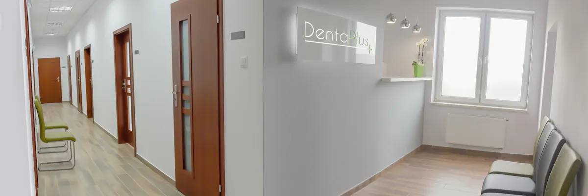 Korytarz i recepcja gabinetu DentaPlus+ w Poddębicach