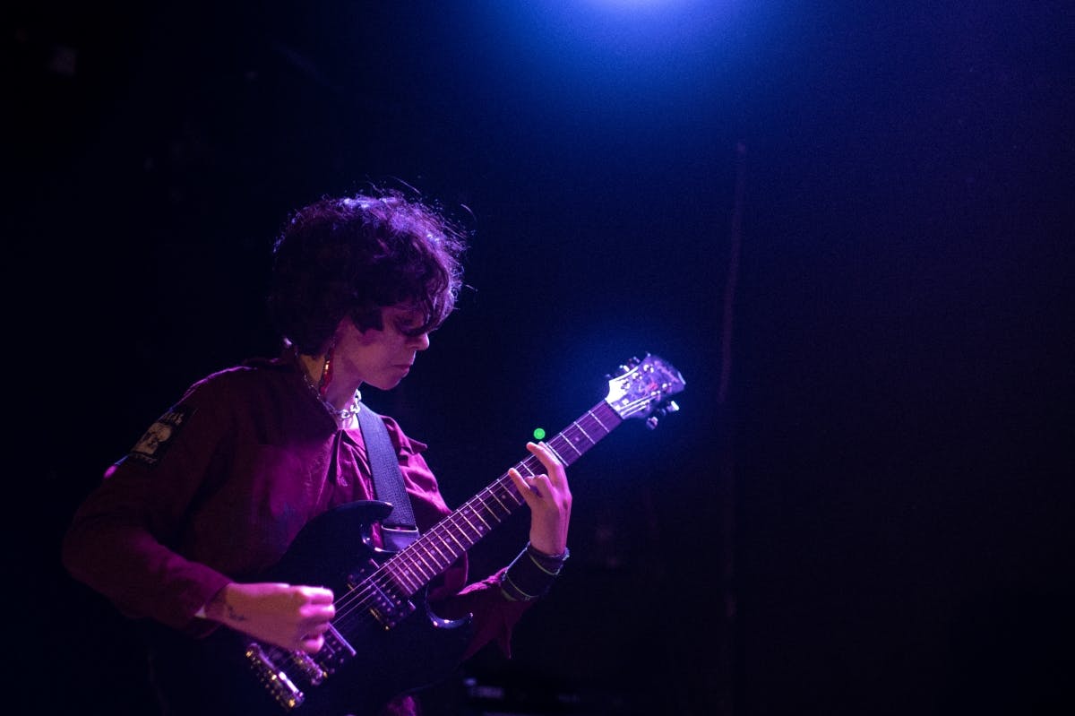Gabi tocando guitarra
